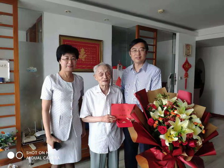 ug环球集团党委书记、董事长章朝阳走访慰问老党员