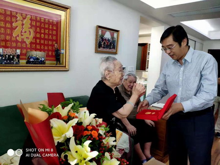 ug环球集团党委书记、董事长章朝阳走访慰问老党员