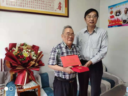 ug环球集团党委书记、董事长章朝阳走访慰问老党员