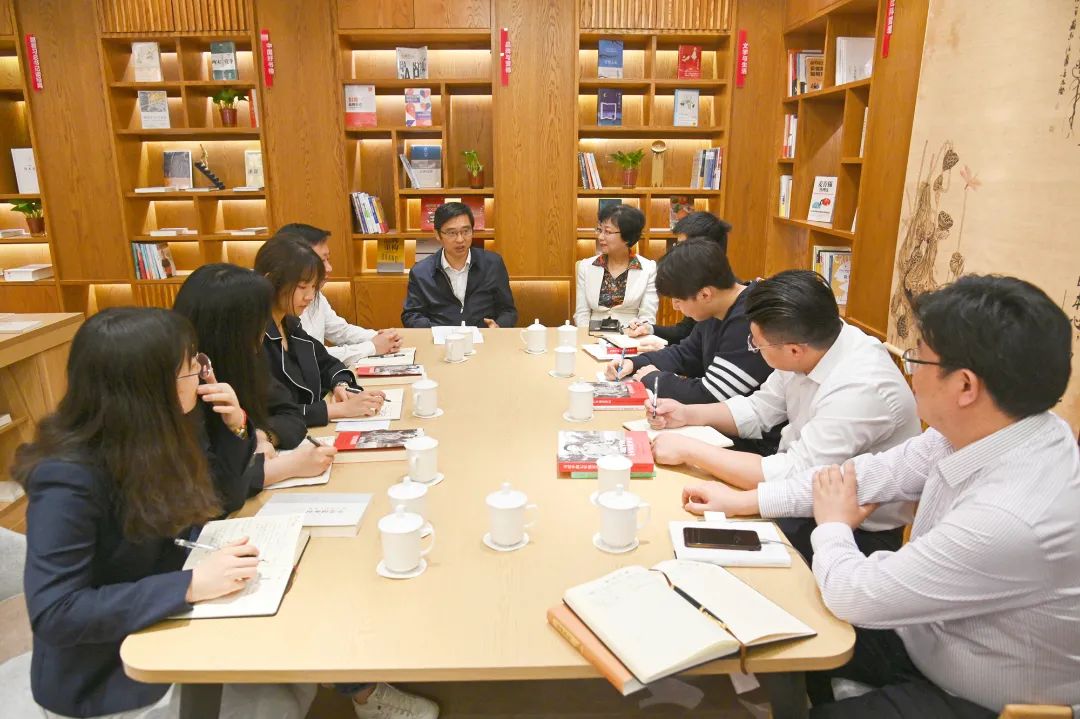 ug环球集团党委举行青年读书活动暨“书研学社”揭牌仪式