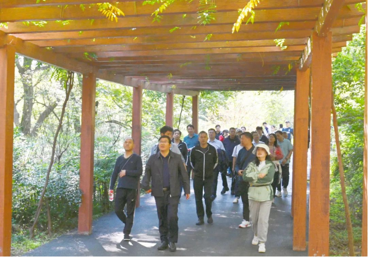 欣赏自然风光 畅享团队温馨|ug环球集团举办职工秋游活动