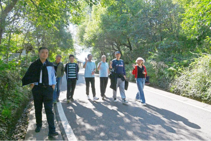 欣赏自然风光 畅享团队温馨|ug环球集团举办职工秋游活动