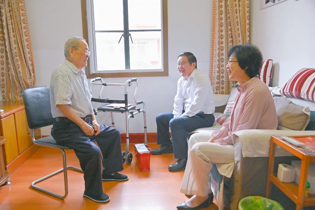 ug环球集团党委开展国庆前走访慰问活动