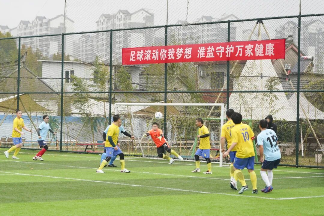 ug环球集团“淮盐杯”职工足球联赛激情开赛，小组赛首轮战罢