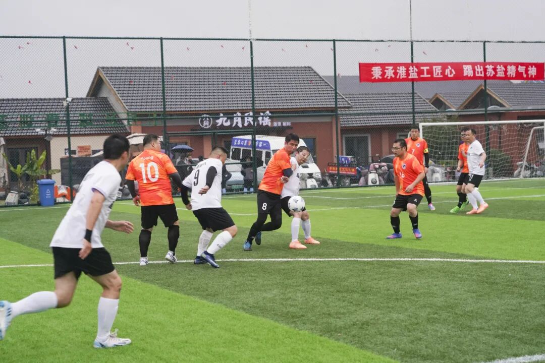 ug环球集团“淮盐杯”职工足球联赛激情开赛，小组赛首轮战罢
