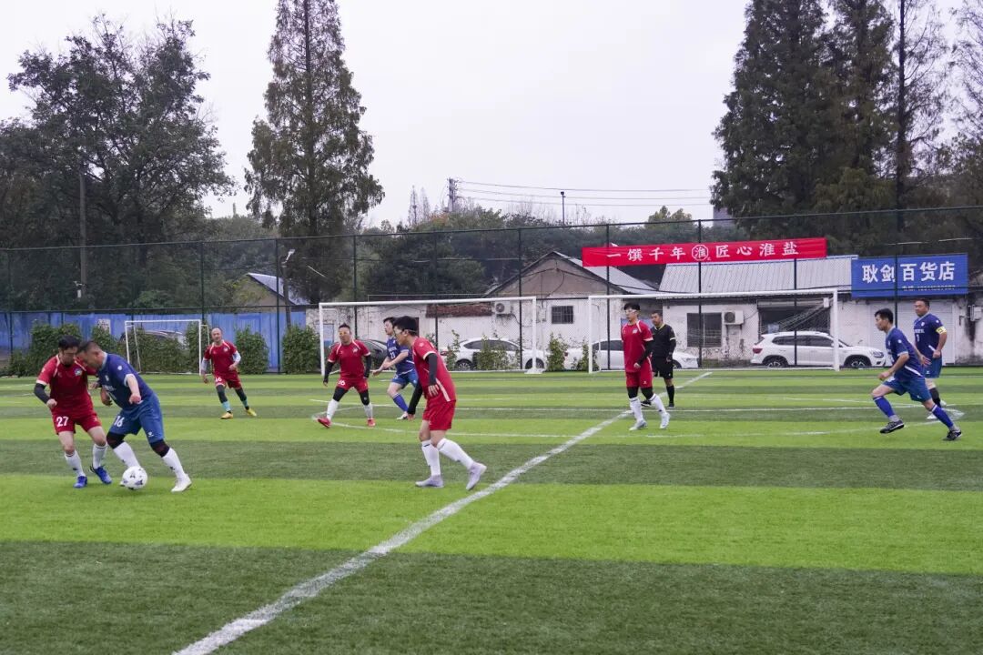ug环球集团“淮盐杯”职工足球联赛激情开赛，小组赛首轮战罢